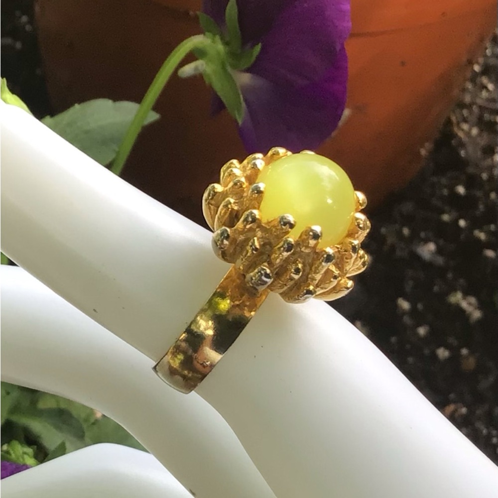 Vintage yellow green Moonglow pagoda pronged goldtone ring